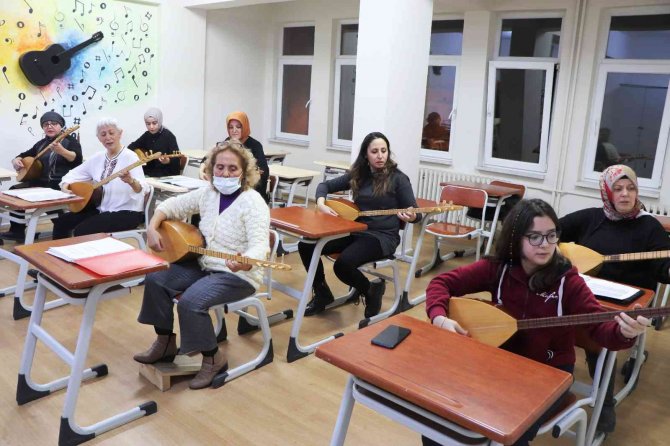 Bu Kursta 7’den 70’e Herkes Bağlama Öğreniyor