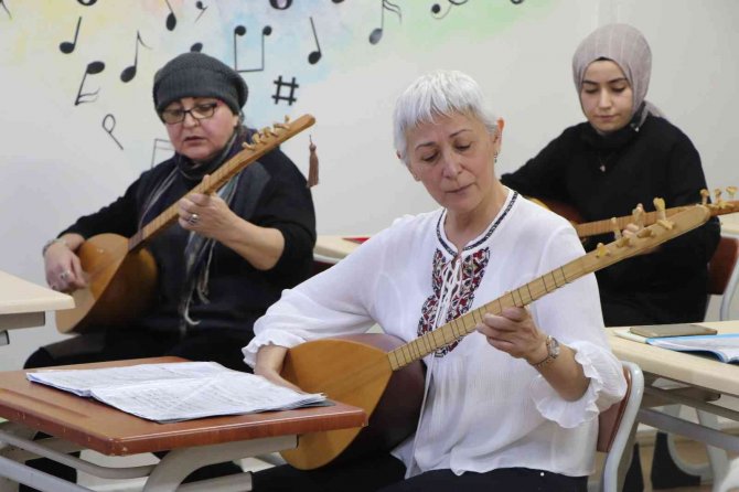 Bu Kursta 7’den 70’e Herkes Bağlama Öğreniyor