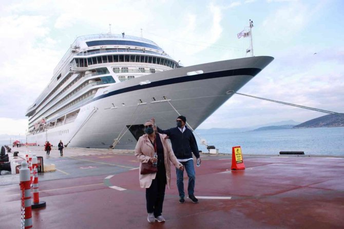 Kuşadası’na 2022 Sezonunun İlk Kruvaziyer Gemisi Geldi