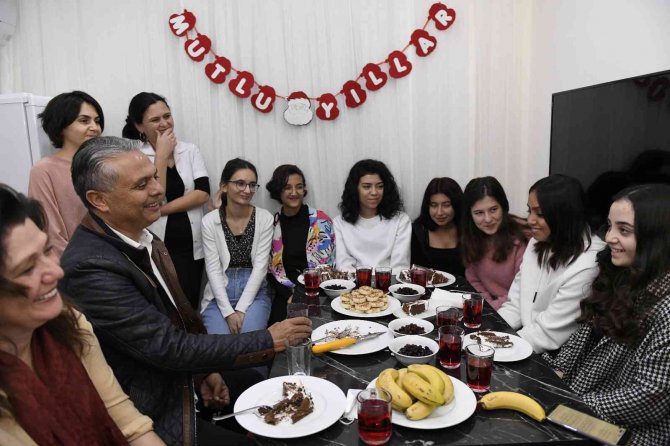 Başkan Uysal, Kız Öğrencilerin Yeni Yılını Kutladı