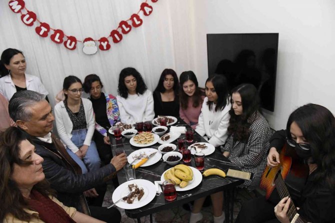 Başkan Uysal, Kız Öğrencilerin Yeni Yılını Kutladı