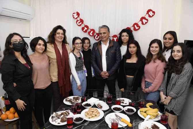 Başkan Uysal, Kız Öğrencilerin Yeni Yılını Kutladı