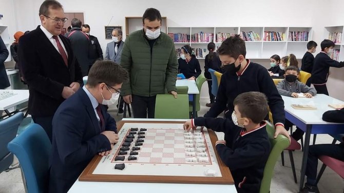 Şuhut’ta İki Okulda Kütüphane Açıldı