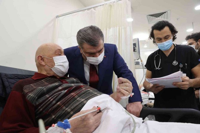 Bakan Koca, Yeni Yılın İlk Gecesinde İ̇stanbul’daki Hastaneleri Ziyaret Etti