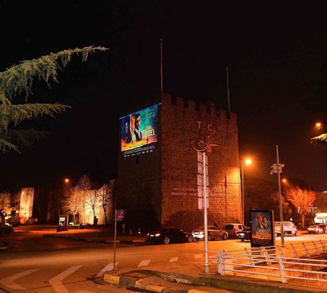 ‘Kesişme; İ̇yi Ki Varsın Eren’ Filminin Fragmanı Trabzon Kale Surlarına Yansıtıldı