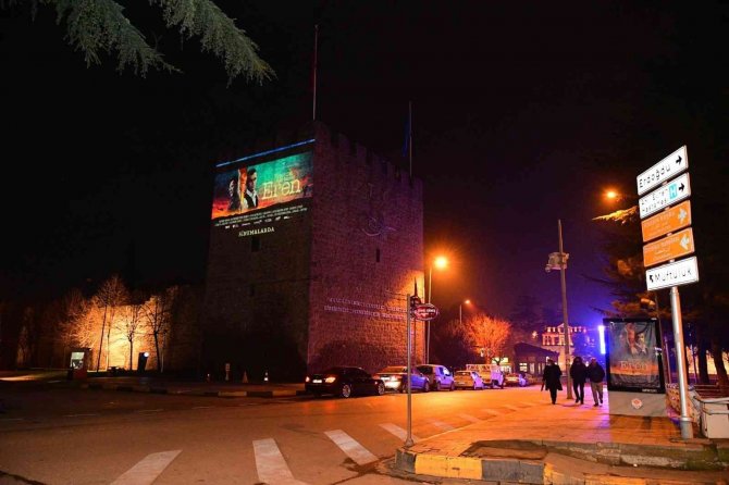‘Kesişme; İ̇yi Ki Varsın Eren’ Filminin Fragmanı Trabzon Kale Surlarına Yansıtıldı