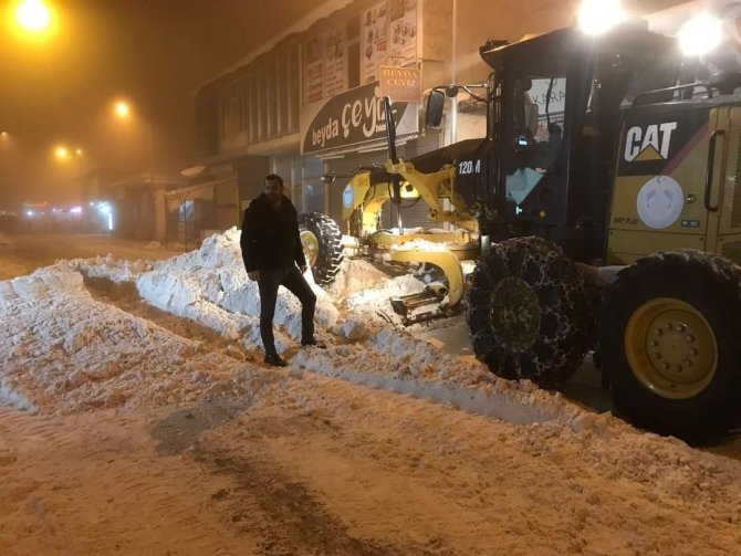 Çaldıran’da Karla Mücadele Çalışmaları Sürüyor