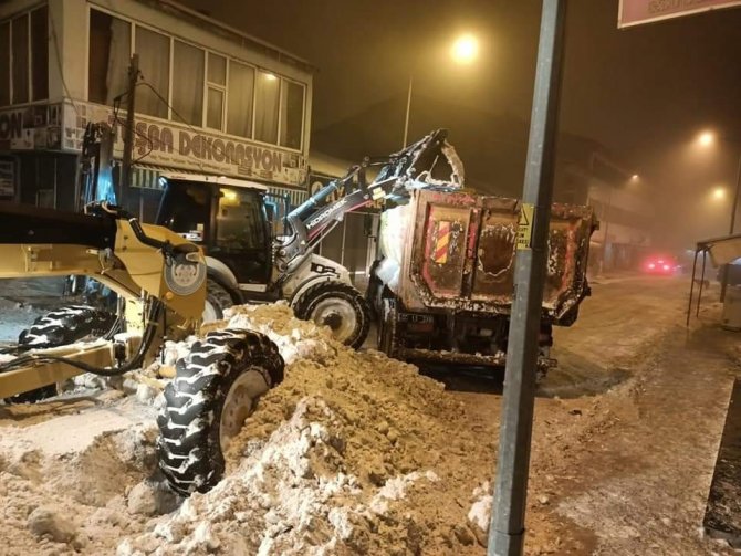Çaldıran’da Karla Mücadele Çalışmaları Sürüyor