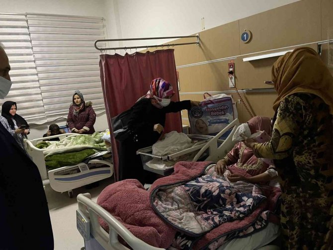 Yeni Yıl Bebeklerine İlk Hediye Yalçınkaya’dan