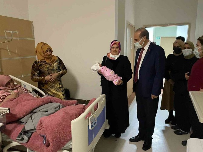 Yeni Yıl Bebeklerine İlk Hediye Yalçınkaya’dan