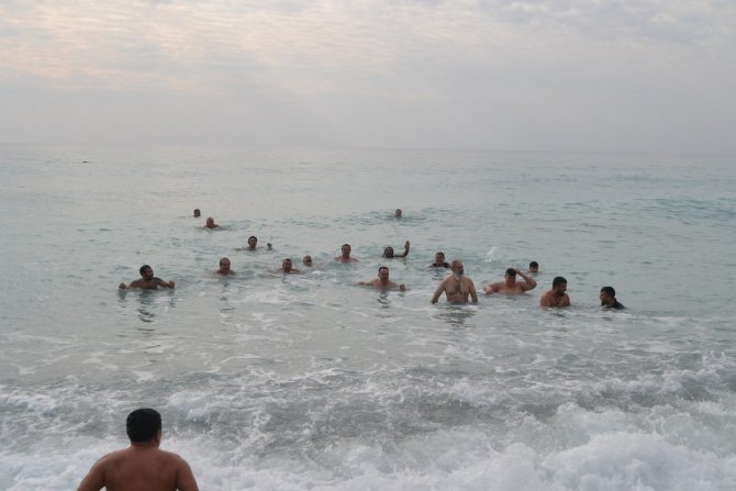 Mersin’de Yılın İlk Günü Denize Girme Etkinliği Bu Yılda Devam Etti