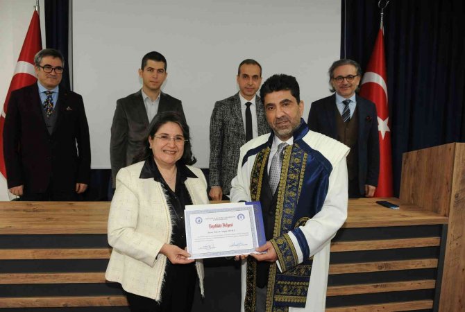 Adü’de Öğretim Üyeleri Cübbelerini Giydi