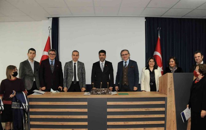 Adü’de Öğretim Üyeleri Cübbelerini Giydi