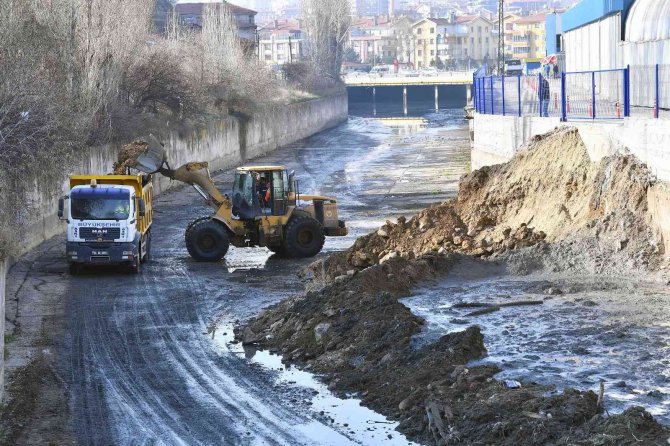 Aski̇’den Ankara Çayı’nda Temizlik