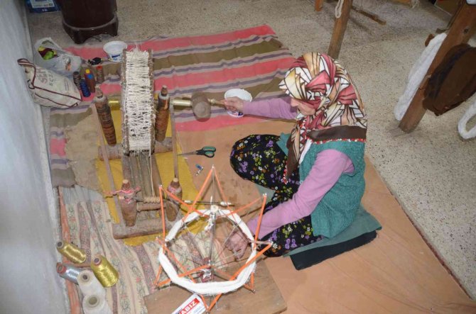 40 Yıldır Unutulan Sanatı, 150 Yıllık Tezgahta Canlandırdı