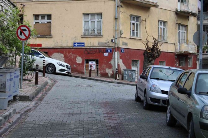 Bu Sokağa Girenin Aklı Karışıyor