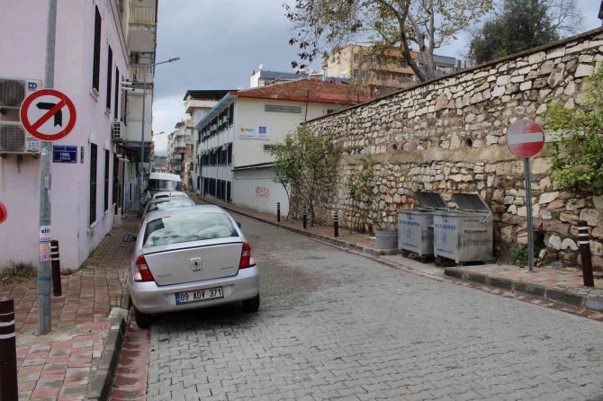 Bu Sokağa Girenin Aklı Karışıyor