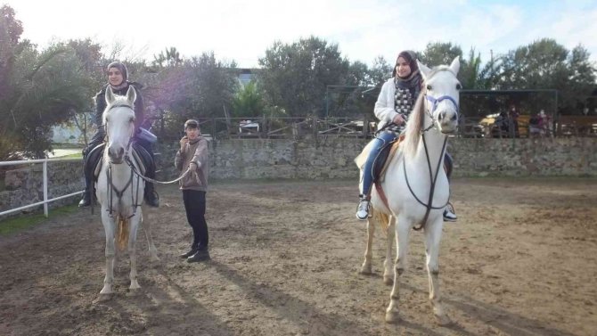 Balıkesir’de Kız Öğrencilere At Binme Dersi