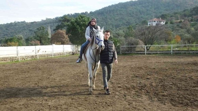 Balıkesir’de Kız Öğrencilere At Binme Dersi