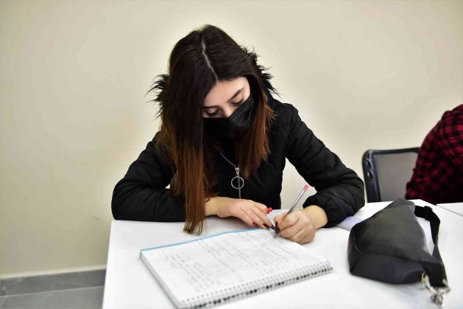 Bu Kurslar Gençleri Meslek Sahibi Yapıyor