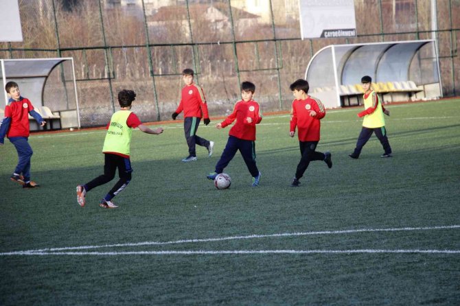 Çaydeğirmeni’nde Minikler Futbola Hevesli