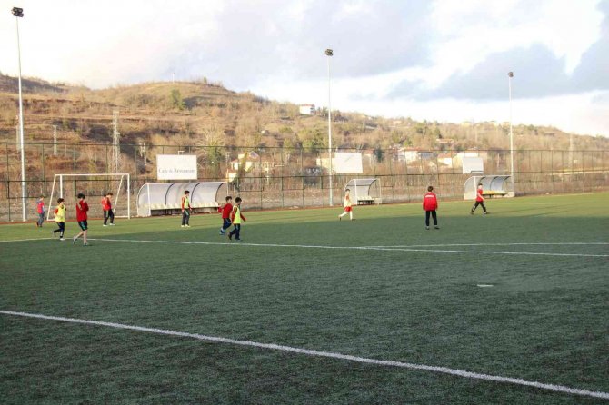 Çaydeğirmeni’nde Minikler Futbola Hevesli