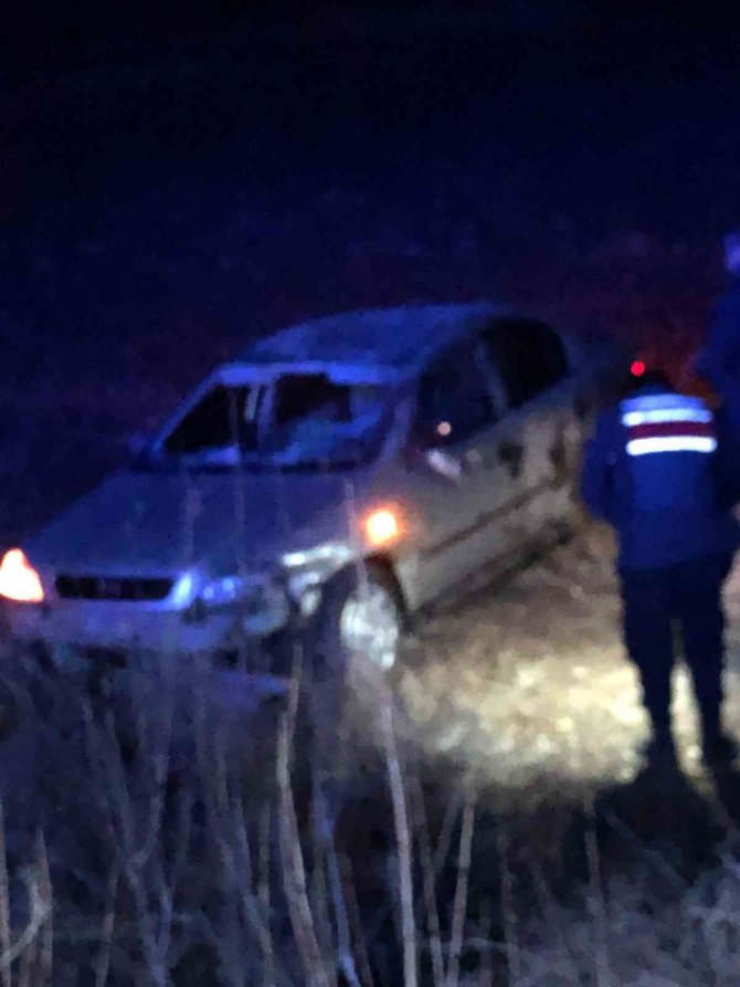 Viraja Hızlı Giren Otomobil Takla Attı: 3 Yaralı