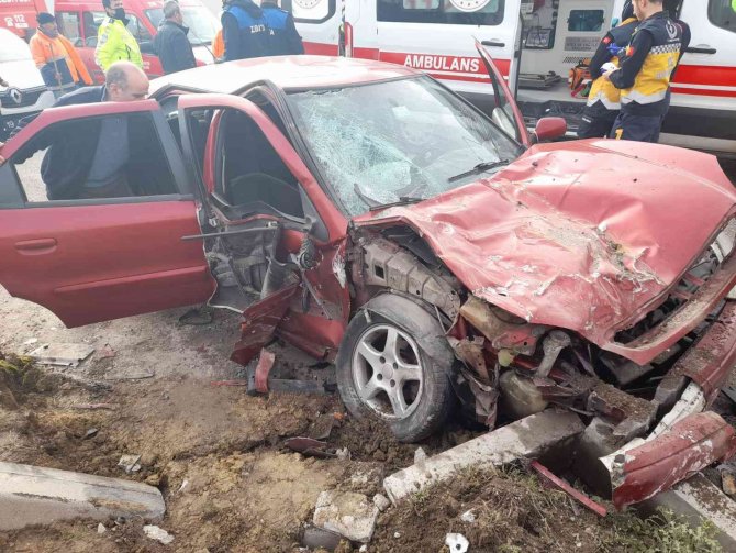 Otomobil Hafriyat Kamyonu İle Çarpıştı: 1 Ölü, 1 Yaralı