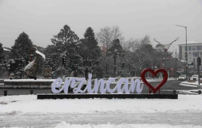 Erzincan’da Kar Yağışı Etkili Oluyor