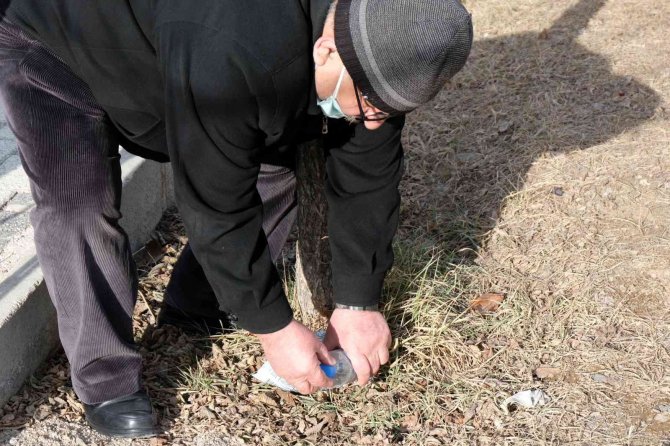 Bıkmadan, Usanmadan Hastaneye Tekerlekli Sandalye Almak İçin Mavi Kapak Topluyor