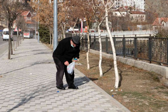 Bıkmadan, Usanmadan Hastaneye Tekerlekli Sandalye Almak İçin Mavi Kapak Topluyor
