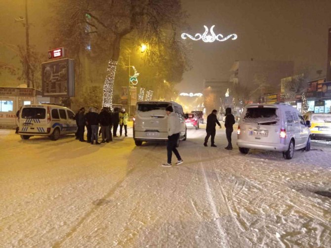 Iğdır’da Kar Yağdı, Maddi Hasarlı Kaza Meydana Geldi