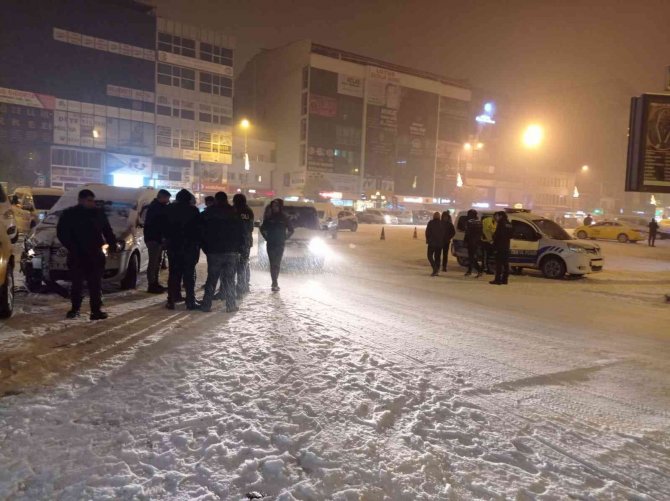 Iğdır’da Kar Yağdı, Maddi Hasarlı Kaza Meydana Geldi