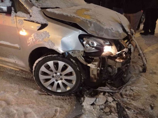 Iğdır’da Kar Yağdı, Maddi Hasarlı Kaza Meydana Geldi