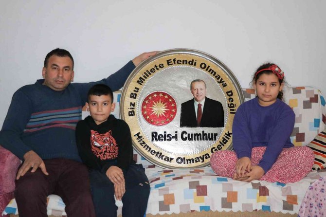 Cumhurbaşkanı Erdoğan’a Üzerinde Portresi Bulunan Bakır Tepsiyi Hediye Etmek İstiyor
