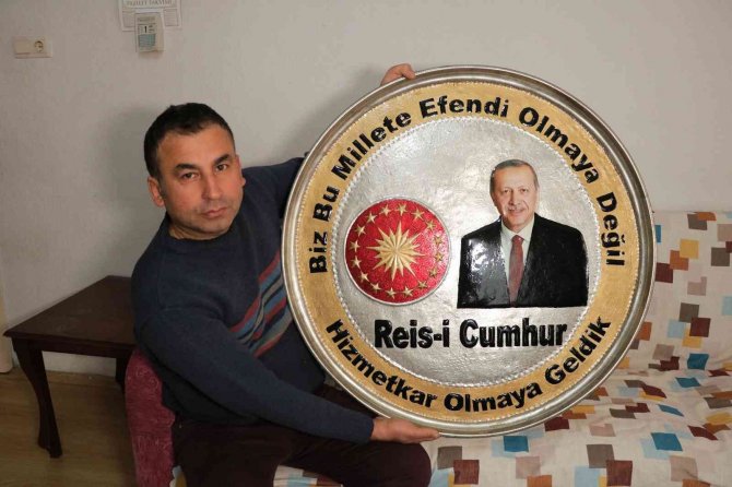 Cumhurbaşkanı Erdoğan’a Üzerinde Portresi Bulunan Bakır Tepsiyi Hediye Etmek İstiyor