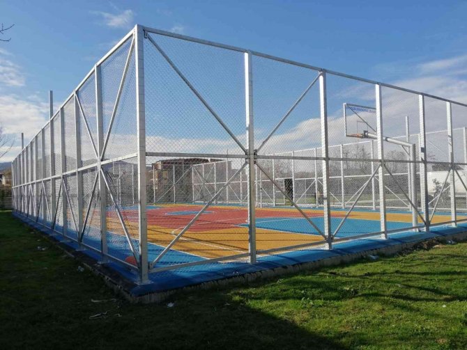 92 Okula Basketbol Ve Voleybol Sahası Yapıldı