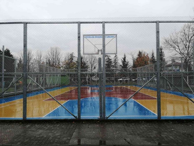 92 Okula Basketbol Ve Voleybol Sahası Yapıldı