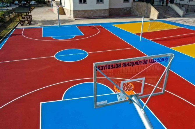 92 Okula Basketbol Ve Voleybol Sahası Yapıldı
