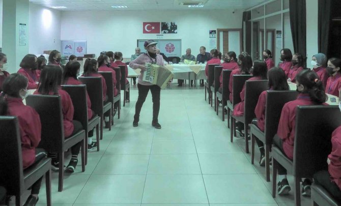 Emekli Öğretmenler Kır Çiçeklerini Ziyaret Etti