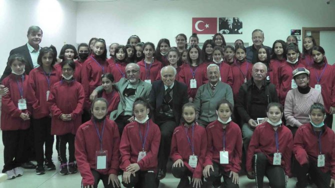 Emekli Öğretmenler Kır Çiçeklerini Ziyaret Etti