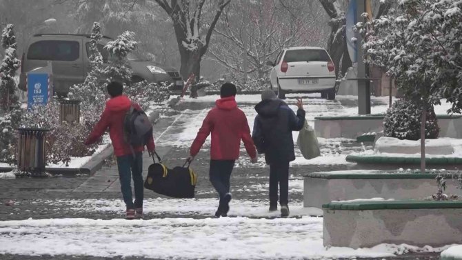 Elazığ’da Yılın İlk Karı Yağdı