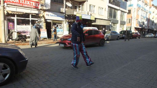 Palyaço Hareket Halindeki Araçların Arasında Gösteri Yaptı, Vatandaşların Yüreği Ağzına Geldi