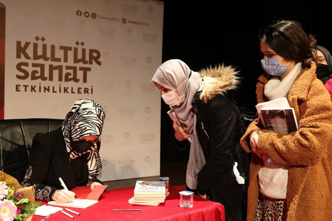 Yazar Tongar Akm’de Sevenleriyle Buluştu