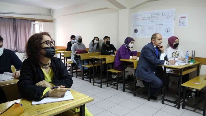 Yıllar Sonra Eğitimlerini Tamamladılar: Biri 71, Diğeri 67 Yaşında Lise Diploması Aldı