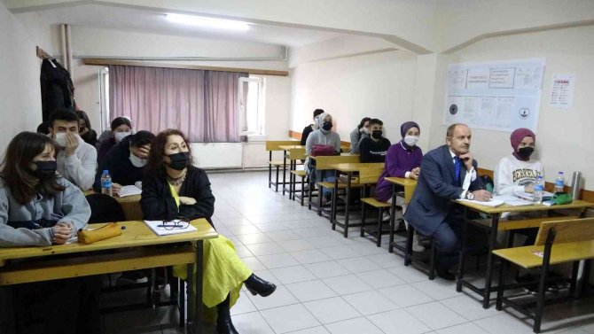 Yıllar Sonra Eğitimlerini Tamamladılar: Biri 71, Diğeri 67 Yaşında Lise Diploması Aldı