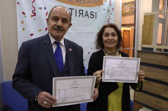 Yıllar Sonra Eğitimlerini Tamamladılar: Biri 71, Diğeri 67 Yaşında Lise Diploması Aldı