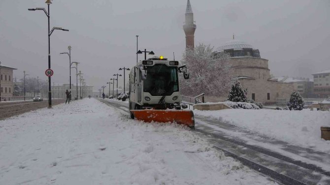 Yoğun Kar Yağışı 68 Köy Yolunu Ulaşıma Kapattı