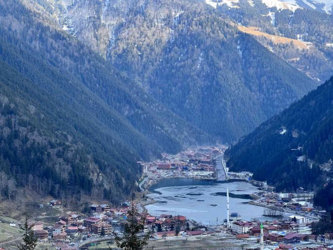 Uzungöl’ün Büyük Bölümü Buz Tuttu