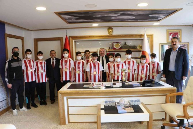 Özdemir: “Öğrencilerimizin Yanında Ve Destekçisiyiz”